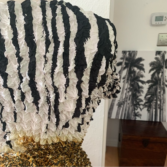 F.C Popcorn top in black, white, yellow, brown and gold. Short sleeves. - Picture 13 of 14